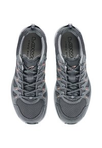 Ein Paar graue Sportschuhe mit Mesh-Gewebe, Schnürdesign und dezenten Pfirsichakzenten, von oben auf einem weißen Hintergrund betrachtet.