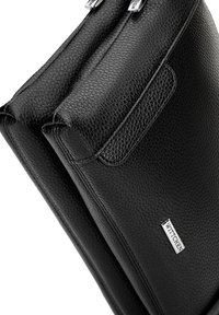 Borsa in pelle nera con superficie testurizzata, forma rettangolare, chiusure a doppia cerniera e una piccola etichetta del marchio su un lato.