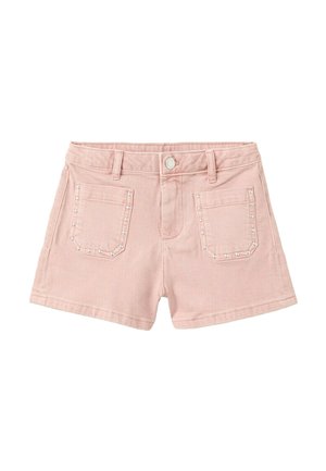 Shorts en jean rose clair avec poches avant bordées de clous argentés et une fermeture à bouton unique à la taille.