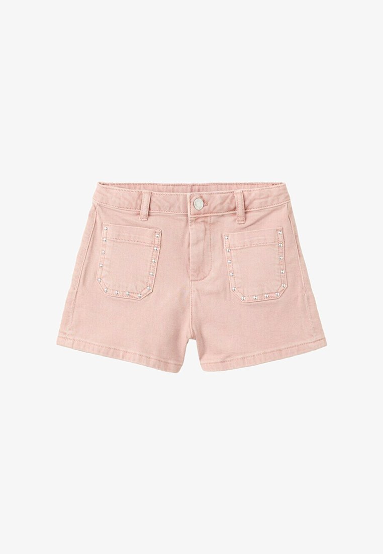 Shorts en jean rose clair avec poches avant bordées de clous argentés et une fermeture à bouton unique à la taille.