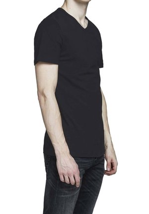 Czarna koszulka V-neck wykonana z bawełny, krótki rękaw, slim fit, gładka faktura, miękki materiał. Model w połączeniu z ciemnymi dżinsami, stojący w profilu.