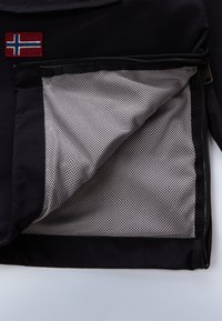 Giacca nera con una toppa della bandiera norvegese e una tasca interna in rete. Tessuto liscio con un pannello in rete strutturata per la ventilazione.