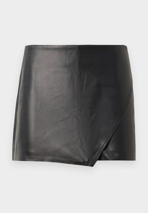 Zwarte leren minirok met een wikkelontwerp, gladde textuur en een schone afwerking. Bevat geen zichtbare hardware of patronen.