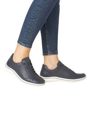 Dunkelgraue Ledersneaker mit weißer Gummisohle, die eine glatte Textur, runde Zehenkappe und Schnürverschluss aufweisen, mit sichtbaren detailreichen Nähten.