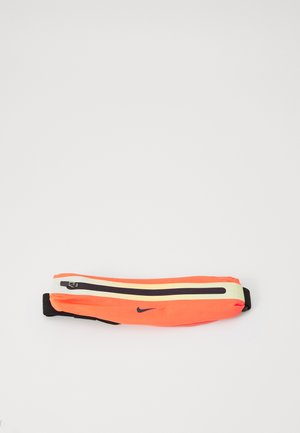 Ryškiai oranžinė Nike bėgimo juosta su juodais akcentais, turinti užtraukiamą kišenę ir reguliuojamą diržą, skirtą saugiam nešiojimui.