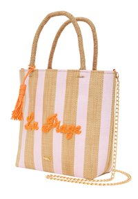 Vävd halmhandväska med rosa och beige ränder, har en orange tofs och broderad "La Plage" detalj. Inkluderar en guldkedjestrap.