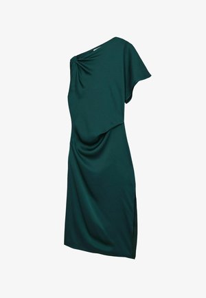 Tumši zaļa kleita līdz ceļiem ar vienu plecu, dekorēta ar drapētām auduma detaļām un nelielu sānu šķēlumu uz balta fona.