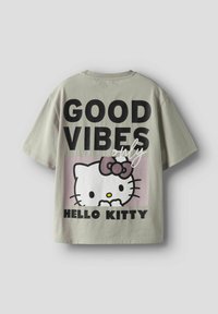 Lysegrå bomulds T-shirt med stor sort "GOOD VIBES only" tekst og en Hello Kitty grafik med en pink sløjfe og baggrund.