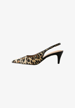 Spitzer Slingback-Pumps mit Leopardenmuster am Obermaterial und schwarzem, mittelhohem Absatz auf weißem Hintergrund.