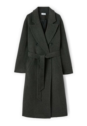Abrigo de lana gris oscuro con un diseño de doble botonadura, solapas puntiagudas y un cinturón a juego. Incluye dos bolsillos frontales y un forro interior suave.