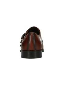 Chaussure en cuir marron avec une finition lisse, bout arrondi, semelle noire plate et un détail de boucle décoratif sur le côté.