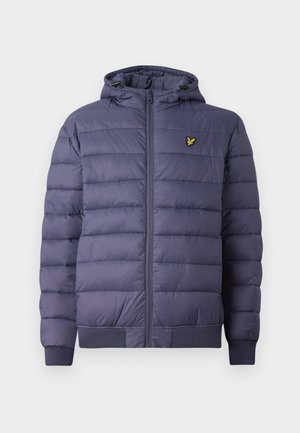 Herren navyblaue steppjacke mit Kapuze, front Reißverschluss, gerippte Bündchen und kleinem gelben Vogel-Logo auf der linken Brust.