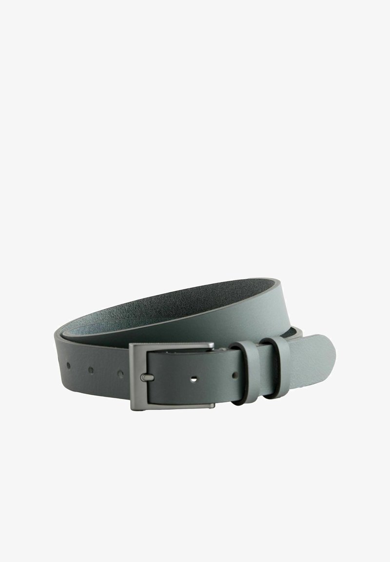 Ceinture en cuir gris avec une surface lisse et texturée, dotée d'une boucle en métal argenté et de plusieurs trous d'ajustement pour la taille.