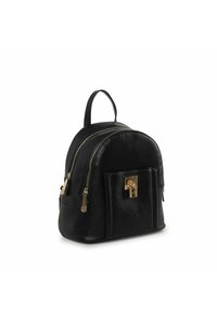 Zaino in pelle nera con design arrotondato, scomparti con zip, accessori in tonalità oro e una tasca frontale con un lucchetto decorativo.