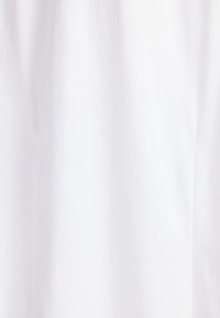 Witte katoenen stof met een gladde textuur, die subtiele, gelijkmatige patronen en een mooie val toont. Er zijn geen zichtbare naden of hardware aanwezig.