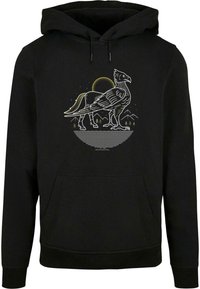 Svart huvtröja med en grafisk design av en mytisk varelse med vingar, omgiven av berg och en cirkulär kontur. Framfickan ingår.