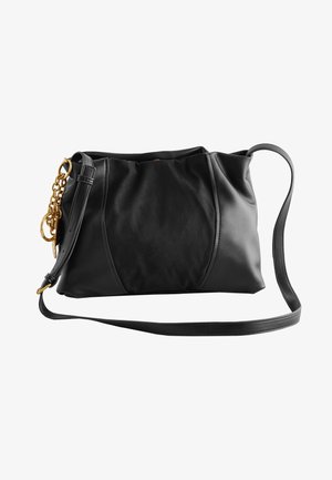 Czarna skórzana torba na ramię o luźnym fasonie, z złotym łańcuszkiem i długim regulowanym paskiem do uniwersalnego noszenia.