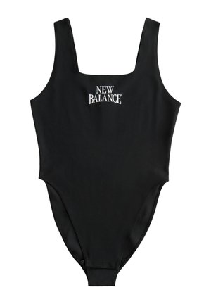 Maillot de bain une pièce noir avec bretelles larges, jambes découpées haut et logo "New Balance" imprimé en blanc sur la poitrine.