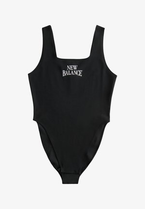 Zwarte eendelige badpak met brede banden, hoog uitgesneden pijpen en het "New Balance"-logo in wit op de borst gedrukt.