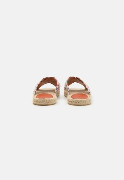 Sandales espadrilles avec une tige tissée en motifs multicolores, dos ouvert et une semelle en jute. Les semelles intérieures orange offrent un contraste.