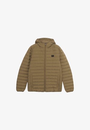 Lekka, puchowa kurtka z kapturem w oliwkowym kolorze z pionowym pikowaniem, z zamkiem z przodu i dwoma bocznymi kieszeniami. Posiada małą naszywkę z logo.