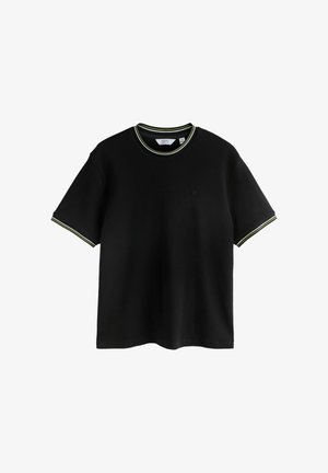 T-shirt noir à manches courtes avec col et bords de manches côtelés comportant des rayures jaunes et blanches, taille moyenne, de la marque NEXT.