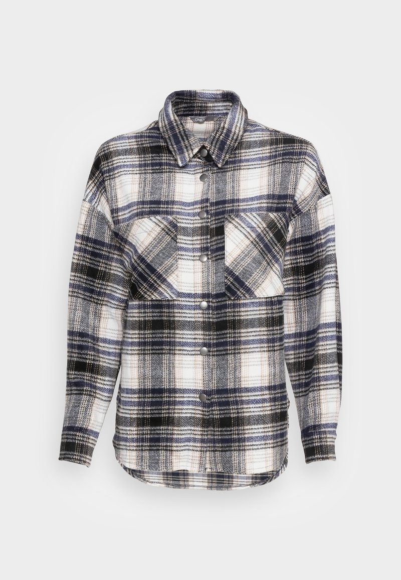 Randig skjorta med blå, svart och vit färg; knäppt framtill, spetsig krage och två bröstfickor. Materialet verkar mjukt och texturerat.