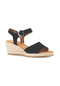 Zwarte wedge sandaal met een gesloten achterkant en een open teen, bovenwerk van stof, gevlochten jute middenzool en een ronde gesp op de enkelband.