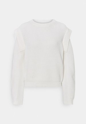 Suéter blanco de punto con mangas largas, textura acanalada y detalles únicos en los hombros, escote redondo y puños y dobladillo ajustados.