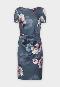 Robe fleurie en tissu bleu foncé avec des manches courtes. Arbore de grandes fleurs roses, blanches et bleues. Silhouette ajustée avec un détail froncé à la taille.