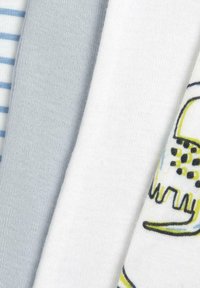 En uppsättning av fyra tyger: ett ljusblått randigt tyg, ett enfärgat ljusgrått tyg, ett vitt tyg och ett vitt tyg med en färgglad tecknad design.