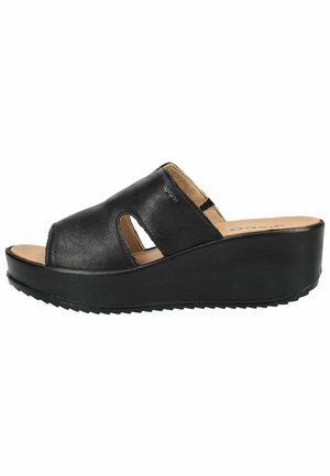 Sort kile-sandal med åben tå, to udskæringer i siderne, slip-on design og brun polstret indersål.