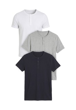 Tre magliette henley a maniche corte in bianco, grigio chiaro e nero, ciascuna con collo rotondo e patta con bottoni.