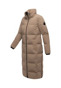 Longue doudoune beige avec col haut, fermeture éclair sur toute la longueur, poches latérales et poignets élastiques. Présente une texture matelassée et des accents noirs.