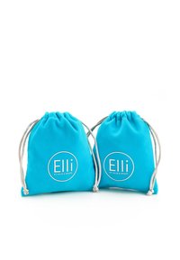 Deux petites pochettes bleues à cordon blanc, chacune portant l'inscription « Elli by Julie & Grace » sur un fond blanc.