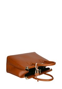 Borsa a tracolla in pelle tan con superficie testurizzata, dettagli in hardware dorato, apertura superiore e doppi manici. Presenta un interno con chiusura sicura.