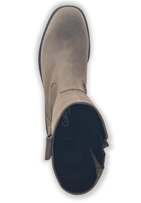 Stivaletto in suede marrone con punta tonda, chiusura con zip laterale e linguetta sul retro. Fodera interna scura, con soletta imbottita.