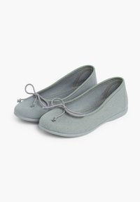 Ballet flat grigio chiaro realizzati in morbido tessuto con punta arrotondata, dotati di un elegante fiocco sulla parte anteriore e una suola in gomma flessibile.