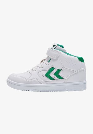 Białe wysokie sneakersy z zielonymi akcentami, z perforowanymi detalami i zapięciem na rzep, zaprojektowane z teksturowaną gumową podeszwą.