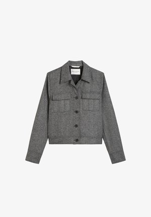 Grijze wollen jas met een rechte snit, gewatteerde revers, twee voorkeepockets en een knoopsluiting aan de voorkant. Heeft een gestructureerde stof.