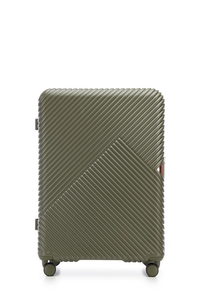 Valise texturée vert olive avec un design à côtes diagonales, matériel en or rose et quatre roues à roulement fluide. Construction compacte et durable.