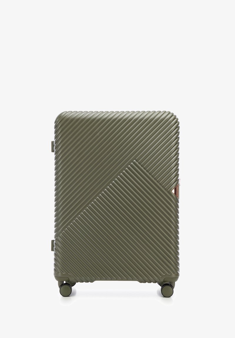 Valigia di colore verde oliva con texture e design a righe diagonali, accessori in oro rosa e quattro ruote fluide. Costruzione compatta e resistente.