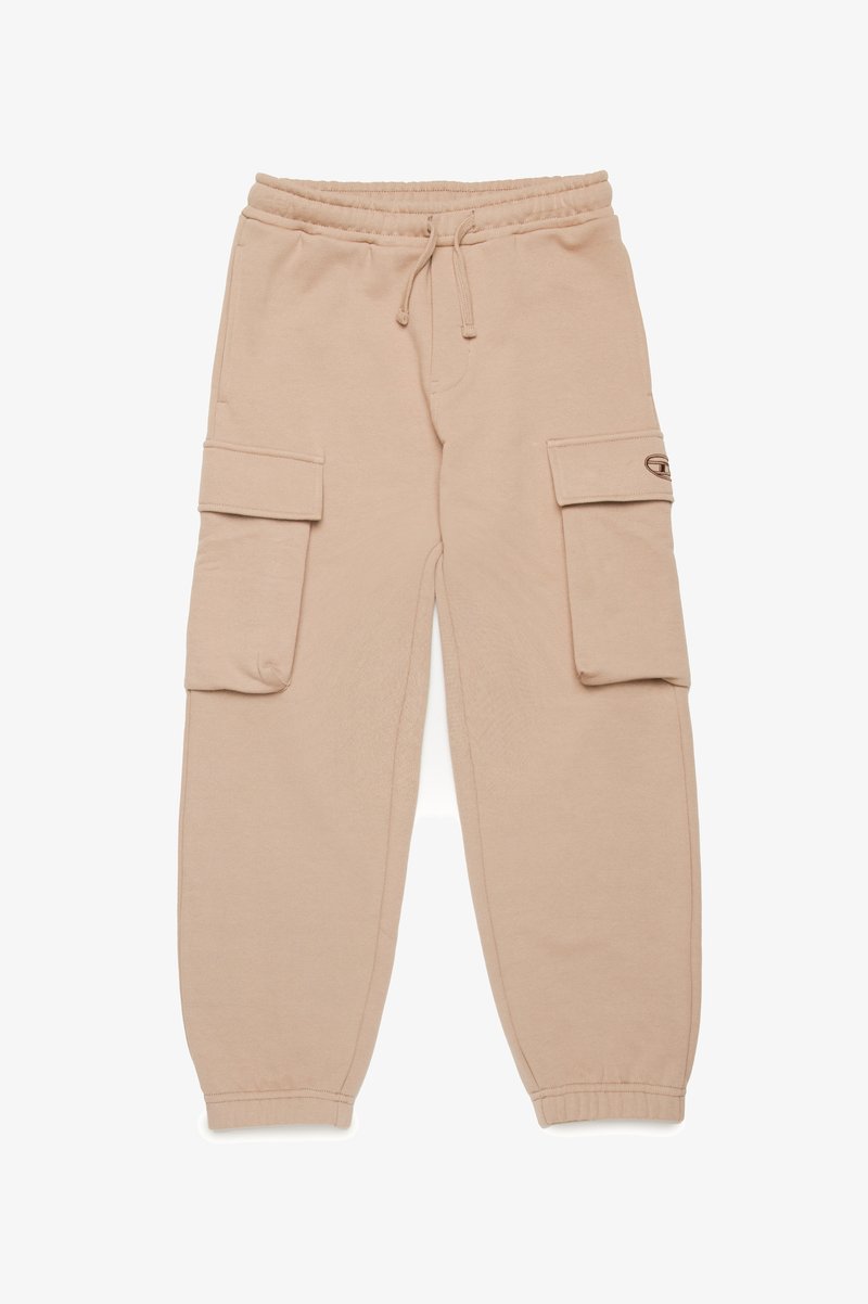 Pantaloni cargo beige realizzati in un morbido misto cotone, con due tasche laterali, vita elastica con cordino e polsini affusolati.