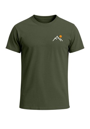 Olivegrünes Baumwoll-T-Shirt mit einem weißen Bergdesign und einem orangefarbenen Sonnensymbol auf der linken Brustseite. Kurze Ärmel, Rundhalsausschnitt.