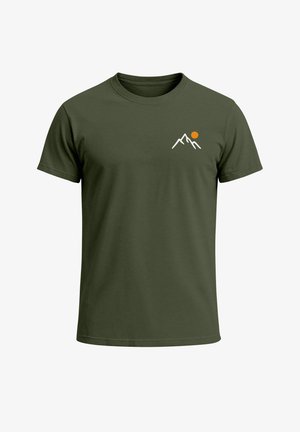 Olivegrünes Baumwoll-T-Shirt mit einem weißen Bergdesign und einem orangefarbenen Sonnensymbol auf der linken Brustseite. Kurze Ärmel, Rundhalsausschnitt.