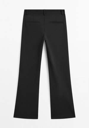 Pantaloni neri a zampa d'elefante realizzati in un tessuto morbido. Presentano due tasche posteriori, cuciture curate e una cintura con passanti per la cintura.