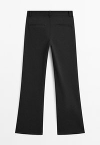 Schwarze, ausgestellte Hose aus glattem Stoff. Mit zwei Gesäßtaschen, schlichten Nähten und einem Bund mit Gürtelschlaufen.