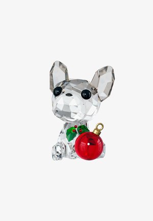 Krystal hundeskulptur med et facetteret design, gennemsigtig krop, sorte øjne, kristtorn dekoration og et rødt ornament med en guldslynge.