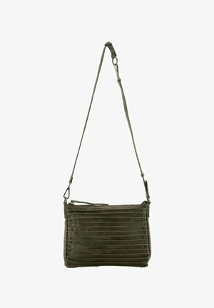 Sac en cuir vert à bandoulière avec des plis horizontaux, fermeture éclair, et une sangle ajustable avec un clip en métal. Texture lisse et durable.