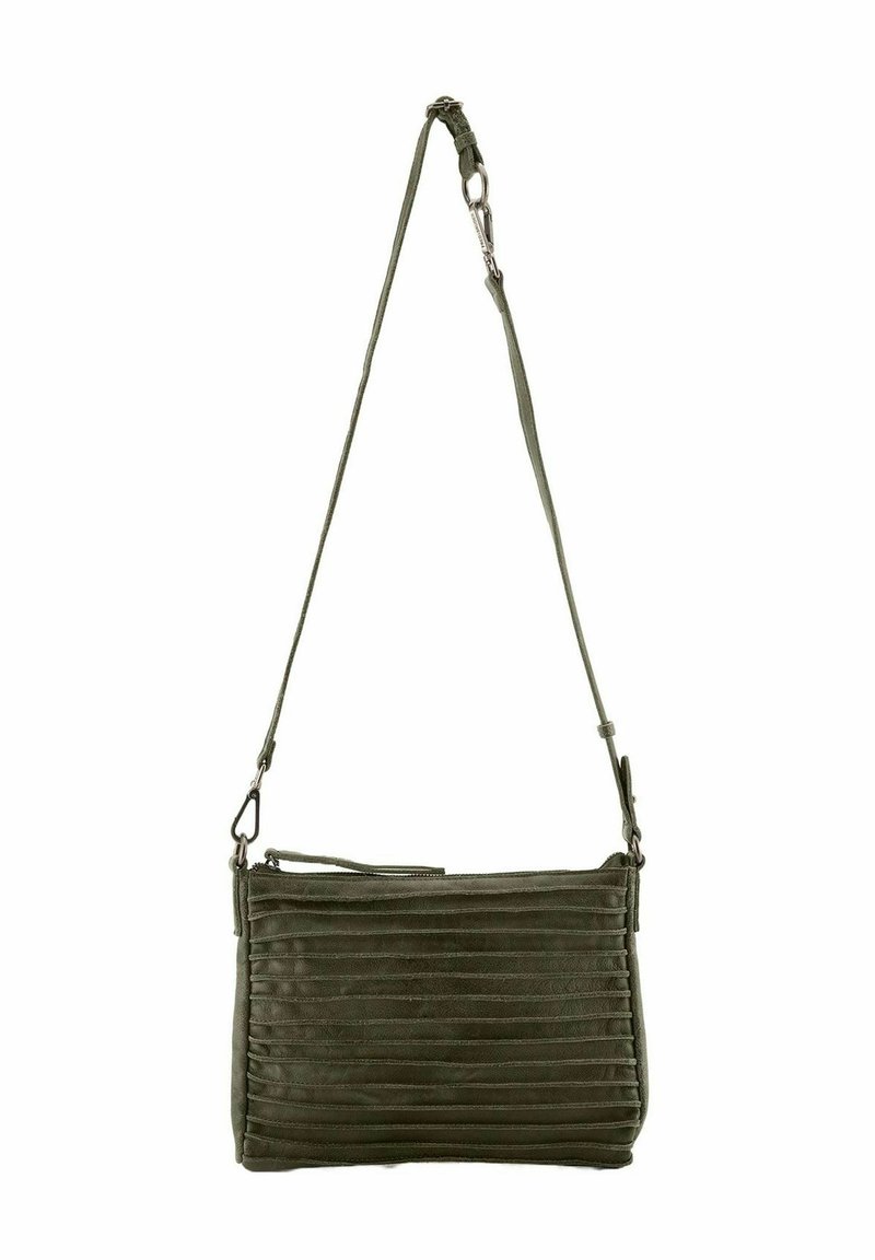 Sac en cuir vert à bandoulière avec des plis horizontaux, fermeture éclair, et une sangle ajustable avec un clip en métal. Texture lisse et durable.